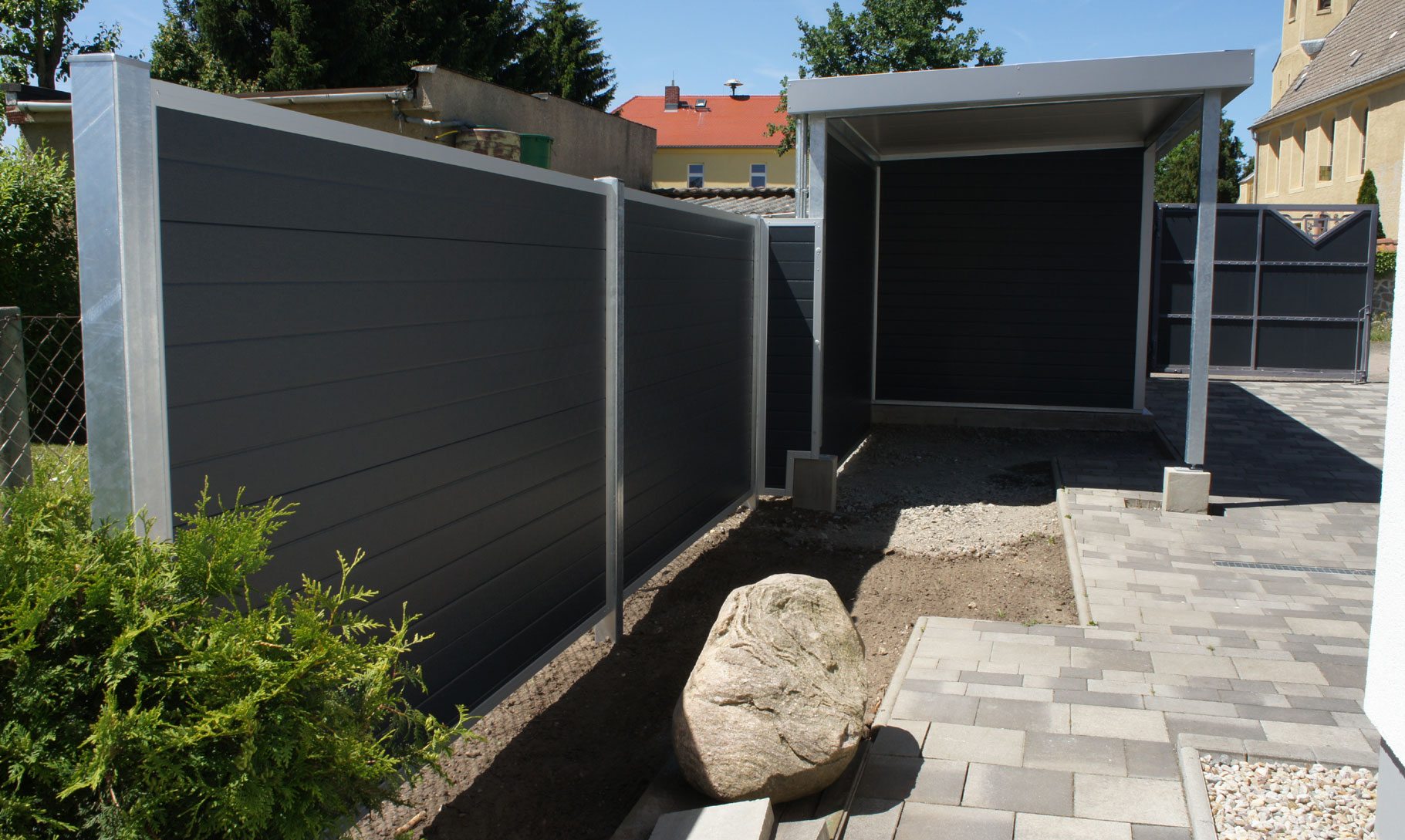 Metallzaun als Gartenzaun mit Holzoptik und Nutzung als Paravent im Garten